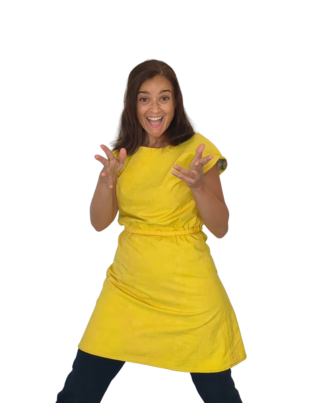 María con un vestido amarillo, los brazos hacia adelante y las manos abiertas y una gran sonrisa